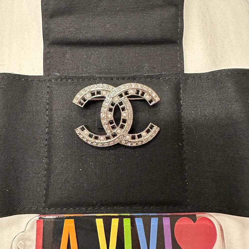 CHANEL Cc black white pearl Silver brooch